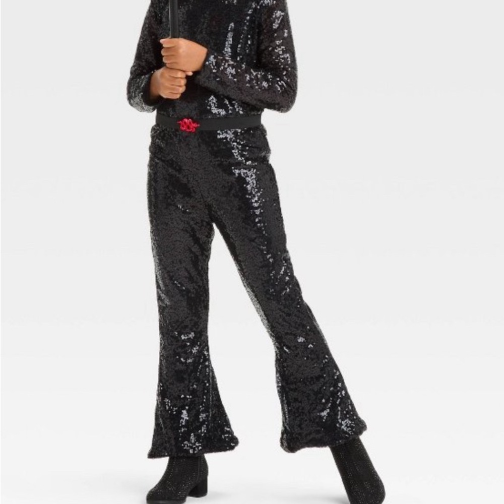 YL pop star costume.